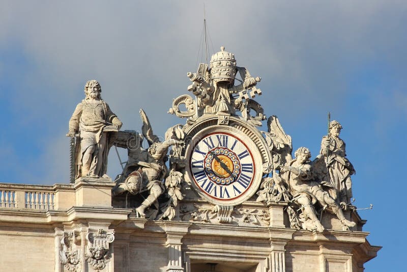 Cronometre com esculturas na basílica de St Peter no Vaticano