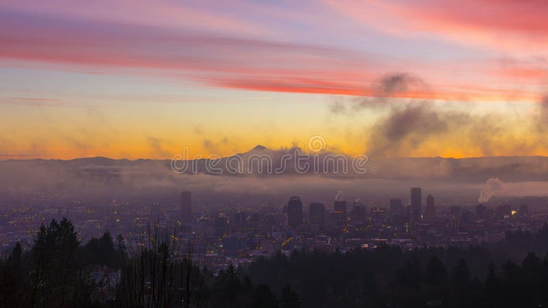 Cronometri Laspe della nebbia spessa di rotolamento e si rannuvola Portland Oregon e mt cappuccio ad alba una mattina di inverno