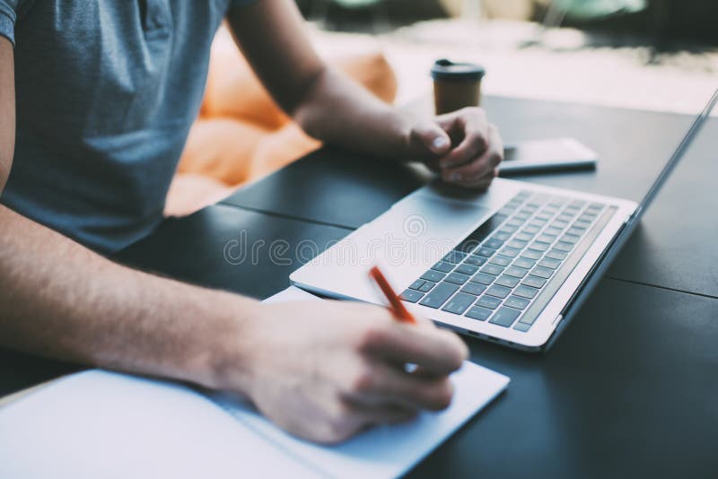 Scriere cronometru în timp ce lucrați la notebook royalty free stock photo