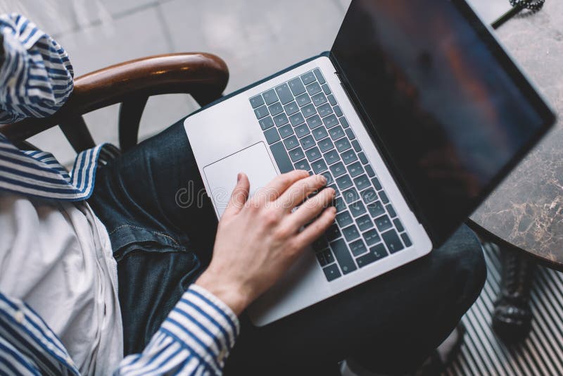 Decupare om care nu poate fi recunoscut utilizând notebook-ul în cafenea royalty free stock images