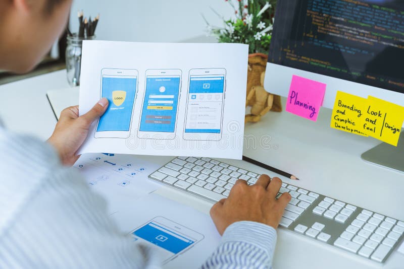 Croppe shot des Startup UX UI Frontend-Designers, die Programmierung und Codierung reaktiver Webinhalte oder mobiler Anwendungen lizenzfreies stockbild Croppe shot des Startup UX UI Frontend-Designers, die Programmierung und Codierung reaktiver Webinhalte oder mobiler Anwendungen lizenzfreies stockbild