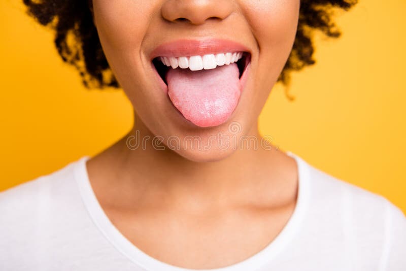 Recortado de cerca hermoso asombroso ella su oscuro piel dama brillante agente blanqueador dentado sonrisa idioma afuera perfecto boca la ropa blanco claro vibrando.