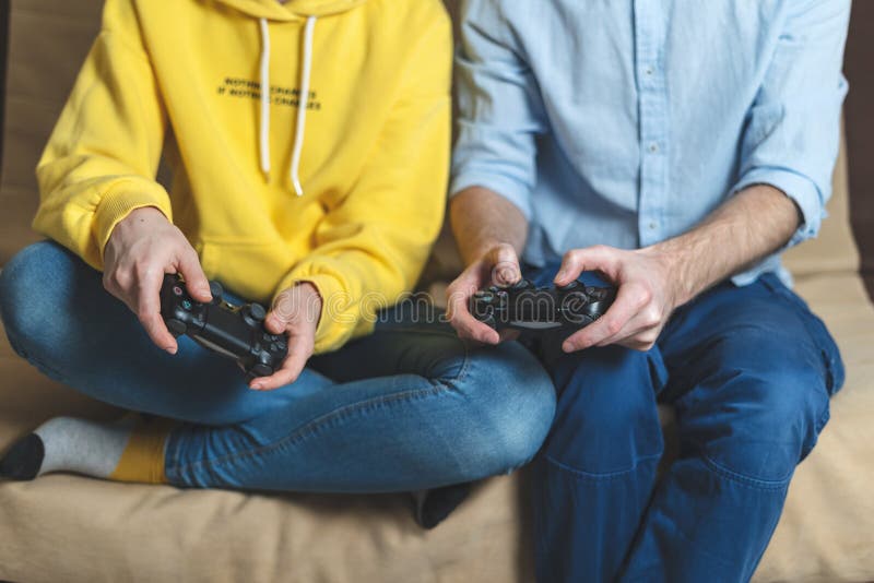 Jogo De Duas Pessoas Nos Jogos De Vídeo Usando O Gamepad Foto de Stock -  Imagem de vara, cara: 142861112