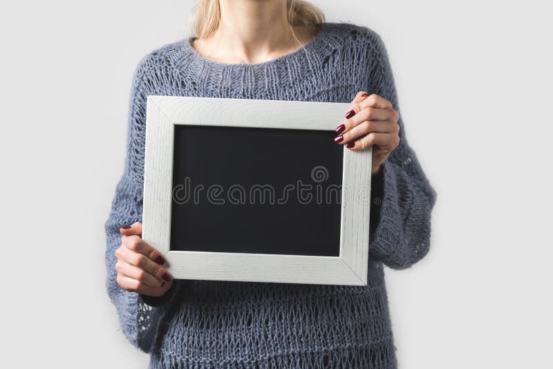 cropped wizerunek kobiety mienia czerni pusta deska obraz stock cropped wizerunek kobiety mienia czerni pusta deska obraz stock
