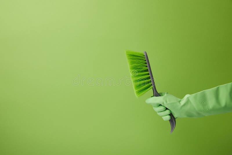cropped wizerunek mężczyzna mienia muśnięcie dla wiosny cleaning fotografia royalty free cropped wizerunek mężczyzna mienia muśnięcie dla wiosny cleaning fotografia royalty free