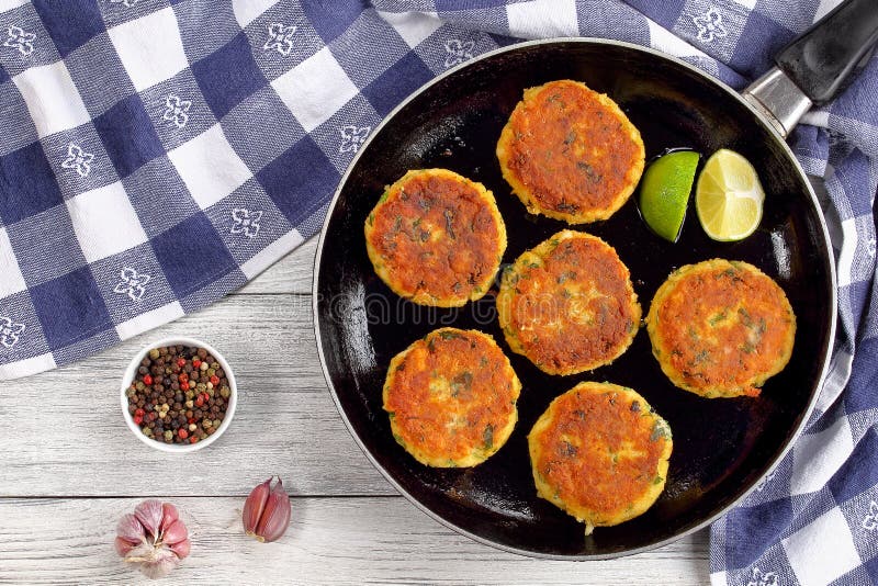 Croquetas de pescados sabrosas con el puré de patata imagen de archivo libre de regalías Croquetas de pescados sabrosas con el puré de patata imagen de archivo libre de regalías