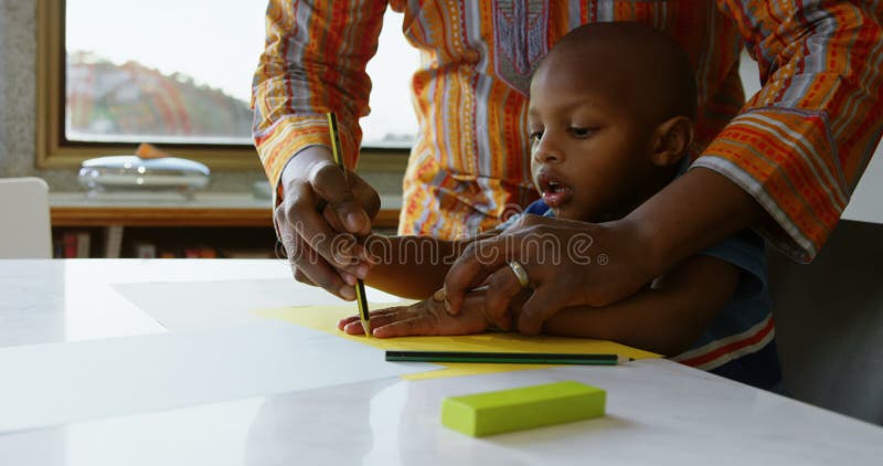 Croquis de dessin de père et de fils sur un papier sur la table à la maison 4k banque de vidéos