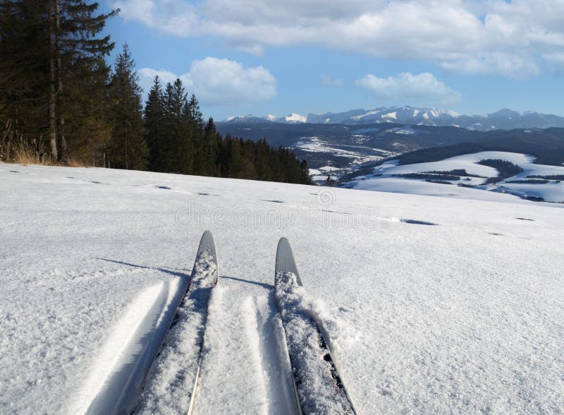 Bežecké vrcholy v horskej krajine