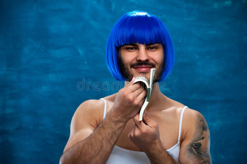 Cross-Dressingperson, die mit Stapel Geld aufwirft stockfoto Cross-Dressingperson, die mit Stapel Geld aufwirft stockfoto
