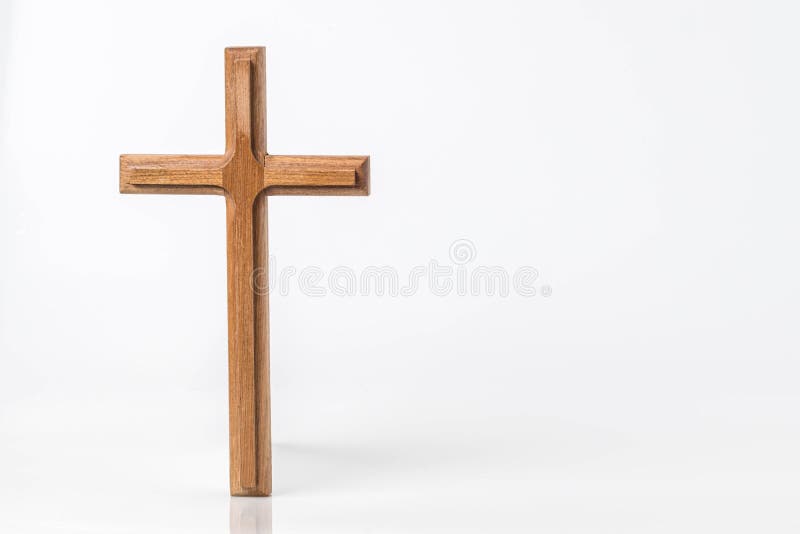 Kríž stojace na bielom.