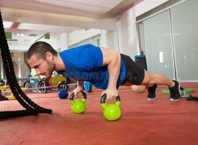Crossfit-Eignungsmann drücken ups Kettlebells-Liegestützübung Crossfit-Eignungsmann drücken ups Kettlebells-Liegestützübung