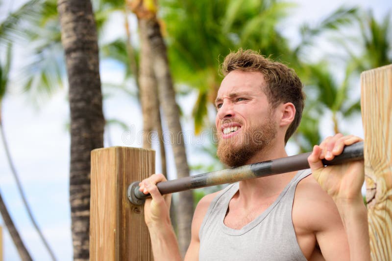 Crossfit-Mann, der ZugUPS auf Kinn-obenstange ausarbeitet stockbilder Crossfit-Mann, der ZugUPS auf Kinn-obenstange ausarbeitet stockbilder