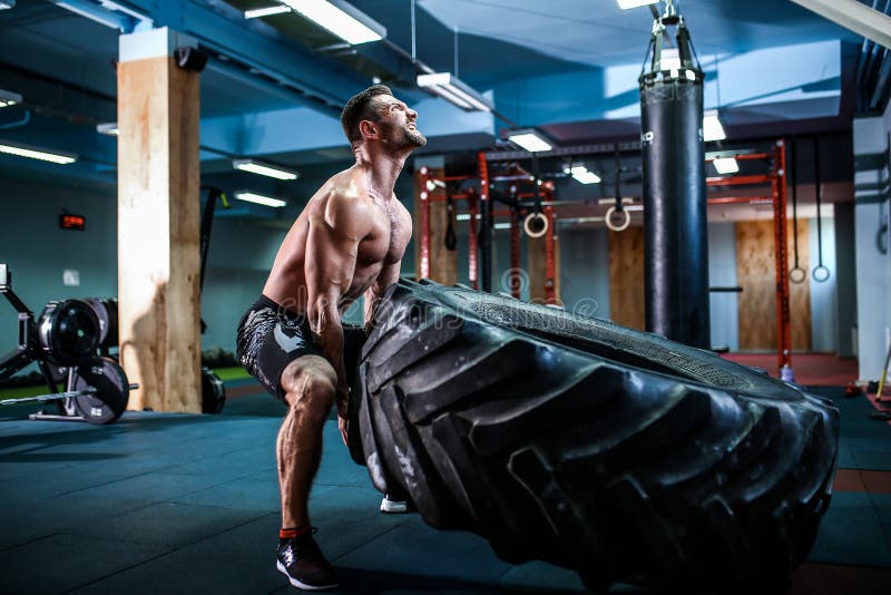 Crossfit opleiding - mens het wegknippen band royalty-vrije stock afbeelding Crossfit opleiding - mens het wegknippen band royalty-vrije stock afbeelding