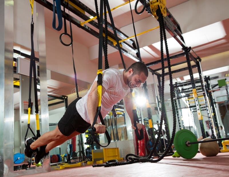 Crossfit sprawność fizyczna TRX pcha podnosi mężczyzna trening zdjęcia stock Crossfit sprawność fizyczna TRX pcha podnosi mężczyzna trening zdjęcia stock