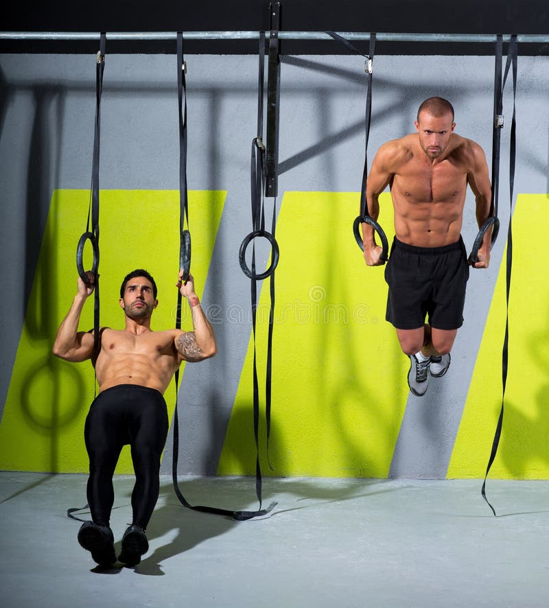 Crossfit upadu pierścionku dwa mężczyzna trening przy gym maczaniem obraz royalty free Crossfit upadu pierścionku dwa mężczyzna trening przy gym maczaniem obraz royalty free