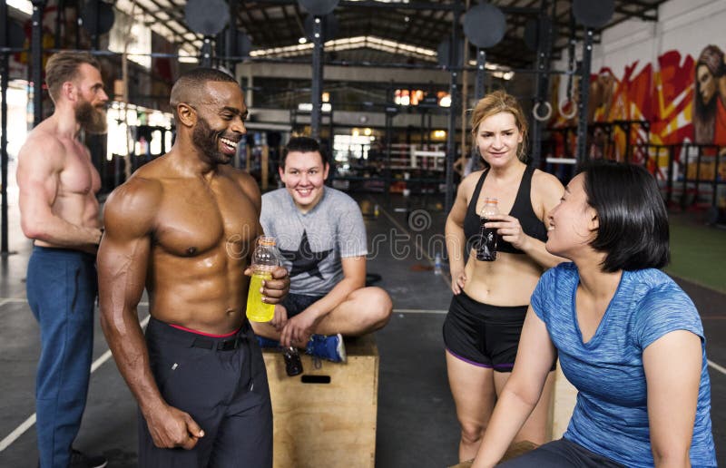 Crossfitgroep bij de gymnastiek royalty-vrije stock afbeeldingen Crossfitgroep bij de gymnastiek royalty-vrije stock afbeeldingen