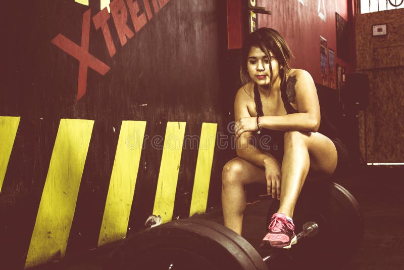 Crossfitter που εκπαιδεÏει σκληÏά καθημεÏινά wod τη deadlifting στήÏιξη στοκ εικόνες Crossfitter που εκπαιδεÏει σκληÏά καθημεÏινά wod τη deadlifting στήÏιξη στοκ εικόνες