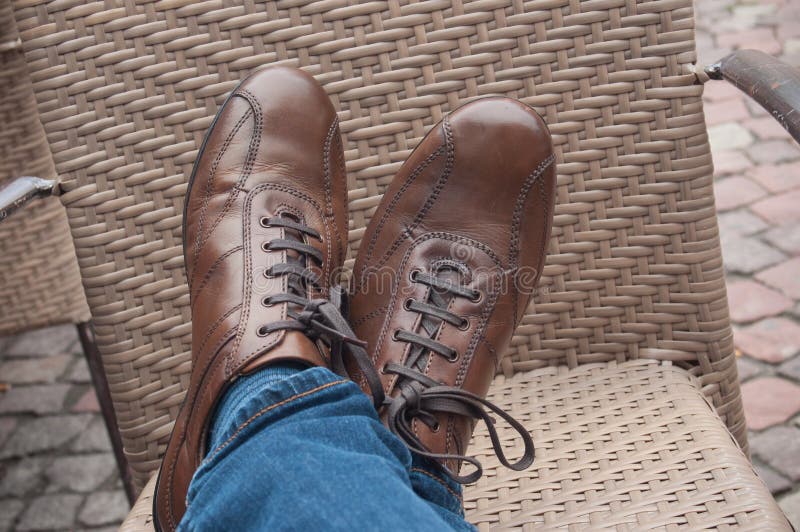 Street Leather Shoes. Ноги скрещенные в обуви фото. Cross foot