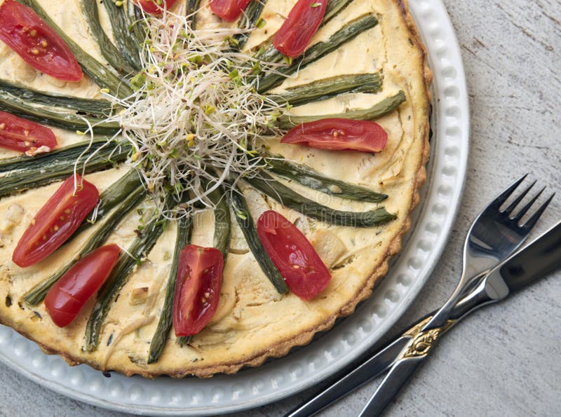 Crostata di verdure saporita su fondo d'annata Alimento sano vegetarianism immagine stock libera da diritti Crostata di verdure saporita su fondo d'annata Alimento sano vegetarianism immagine stock libera da diritti