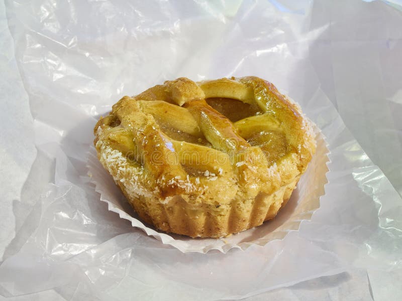 Crostata italiensk kvittengelétartlet på ett bakelsepapper royaltyfri foto Crostata italiensk kvittengelétartlet på ett bakelsepapper royaltyfri foto