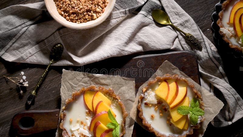 Crostatine vegane alla pesca immagini stock