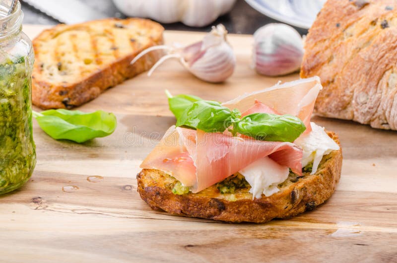 Crostini con el jamón y el queso imagenes de archivo Crostini con el jamón y el queso imagenes de archivo