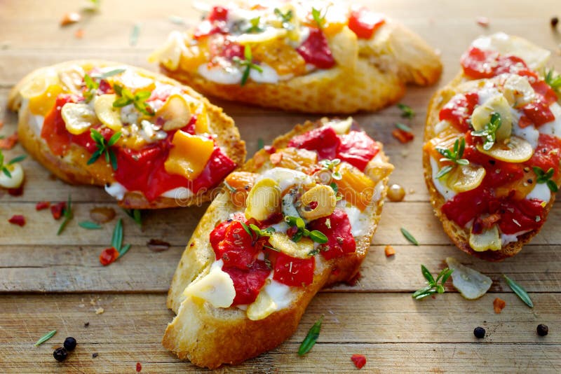 Crostini Mit Gebratenem Grünem Pfeffer, Ziegenkäse, Knoblauch Und ...