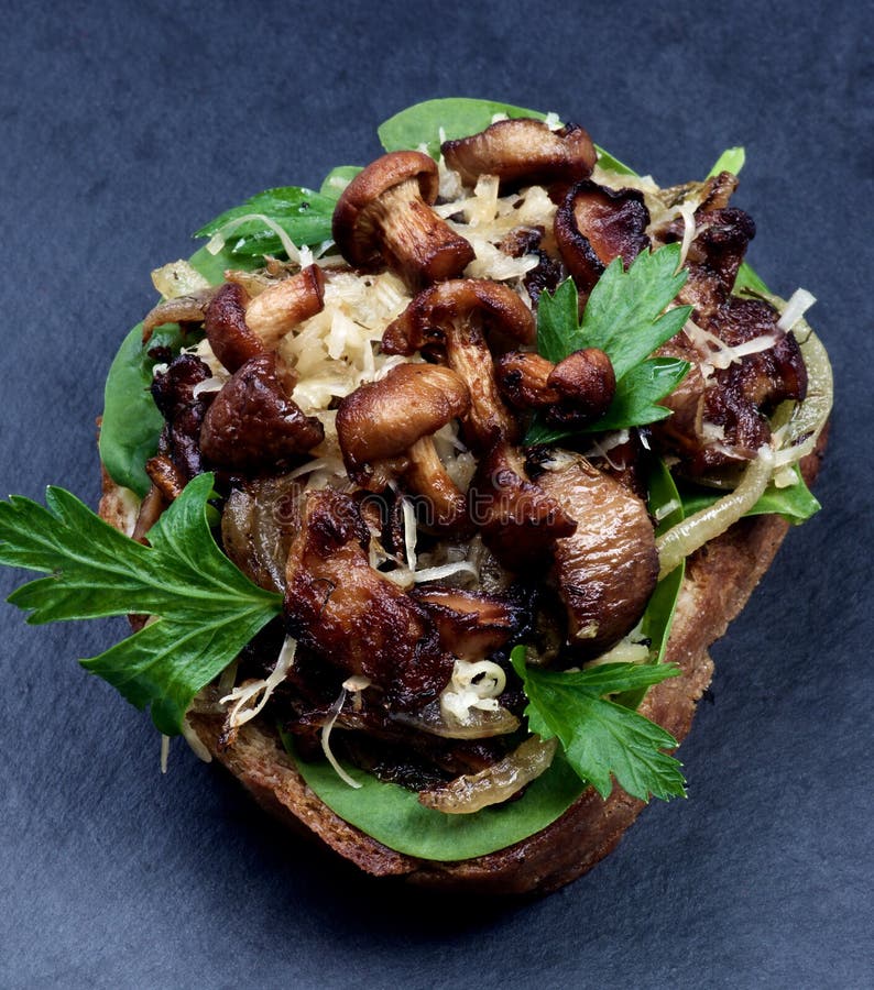 Crostini mit Pilz-Pfifferlingen lizenzfreie stockfotos Crostini mit Pilz-Pfifferlingen lizenzfreie stockfotos