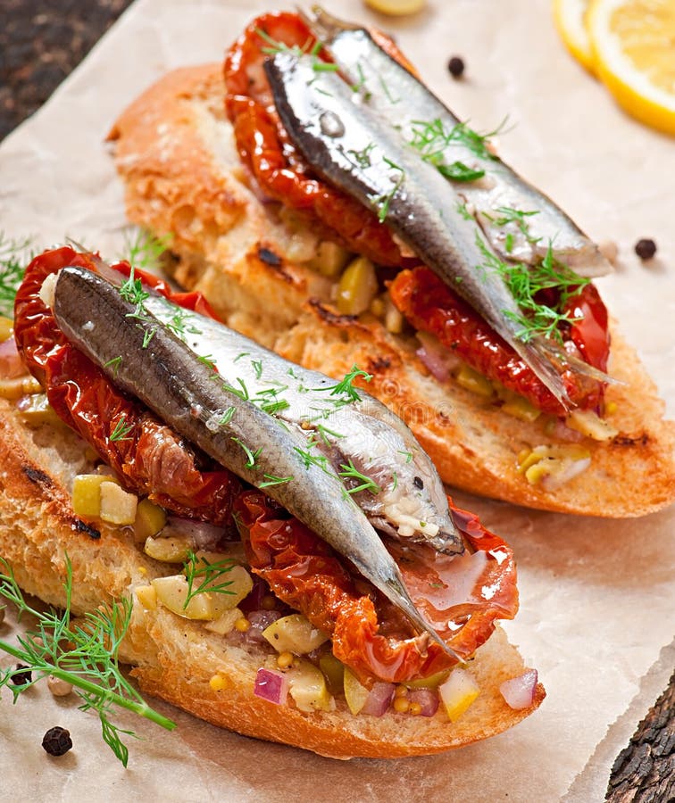 Crostini Mit Sardellen, Tomaten Und Ei Stockfoto - Bild von büfett ...