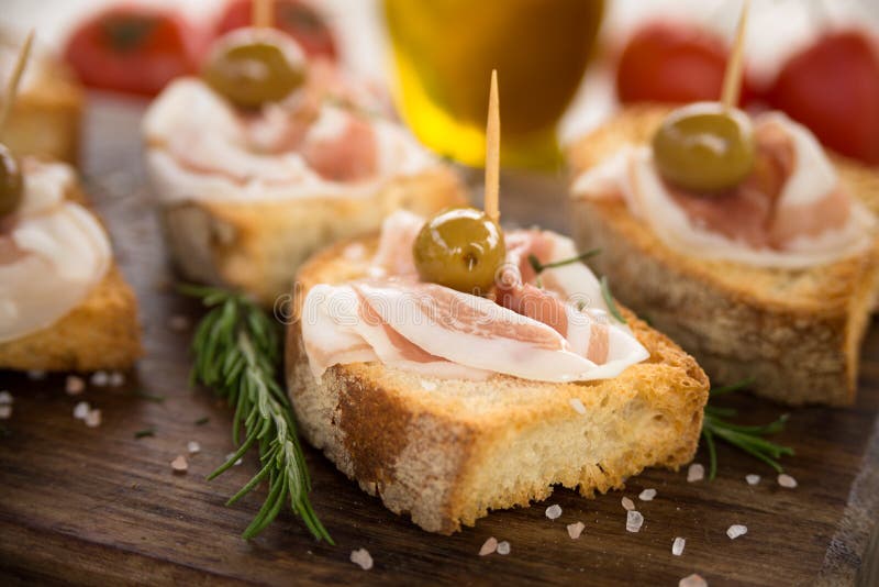Crostini με το μπέϊκον και τις ελιές, ιταλικά τρόφιμα δάχτυλων στοκ φωτογραφίες με δικαίωμα ελεύθερης χρήσης Crostini με το μπέϊκον και τις ελιές, ιταλικά τρόφιμα δάχτυλων στοκ φωτογραφίες με δικαίωμα ελεύθερης χρήσης
