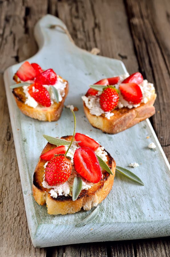 Crostini με το τυρί αιγών στοκ εικόνα με δικαίωμα ελεύθερης χρήσης Crostini με το τυρί αιγών στοκ εικόνα με δικαίωμα ελεύθερης χρήσης