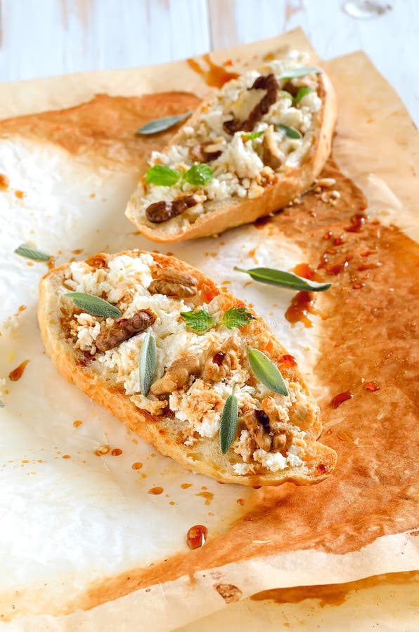 Crostini με το τυρί αιγών στοκ εικόνες με δικαίωμα ελεύθερης χρήσης Crostini με το τυρί αιγών στοκ εικόνες με δικαίωμα ελεύθερης χρήσης