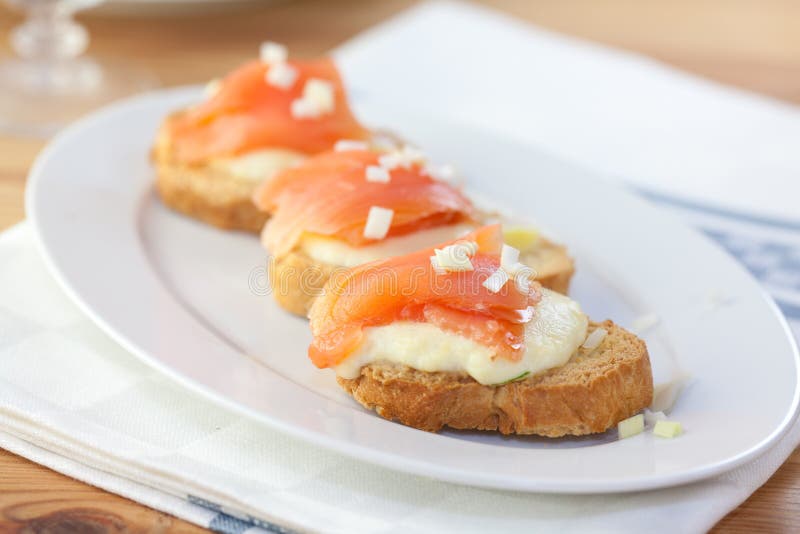 Crostinis with salmon and mozzarella