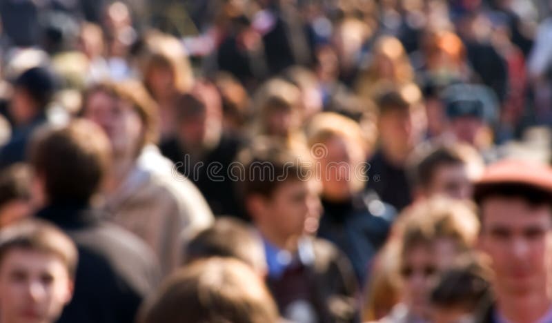 Folla di persone in strada.