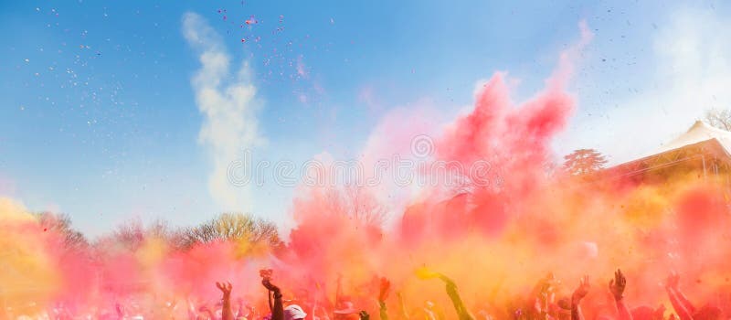 Muitos indianos jogando tinta em pó para o ar holi festival