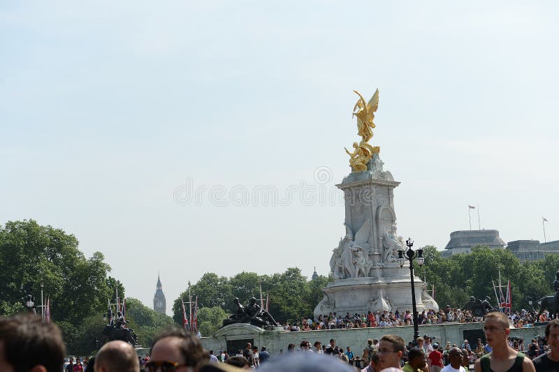 Crowds Outside Buckingham Palace Editorial Stock Image - Image of july ...