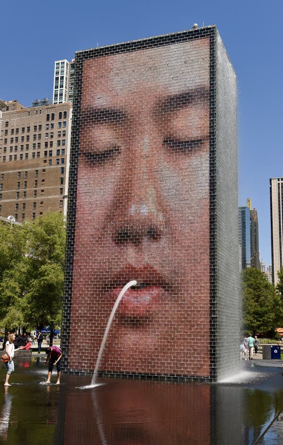 Crown fountain in Chicago editorial photography. Image of water - 19343977