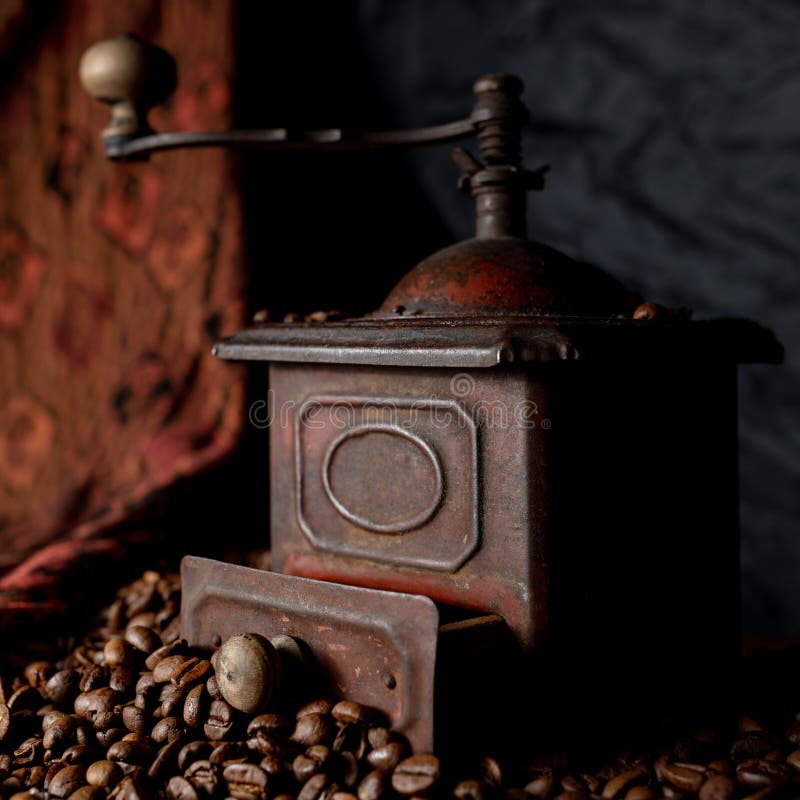 Cru, r?tro moulin ? caf? en bronze photographie stock libre de droits Cru, r?tro moulin ? caf? en bronze photographie stock libre de droits