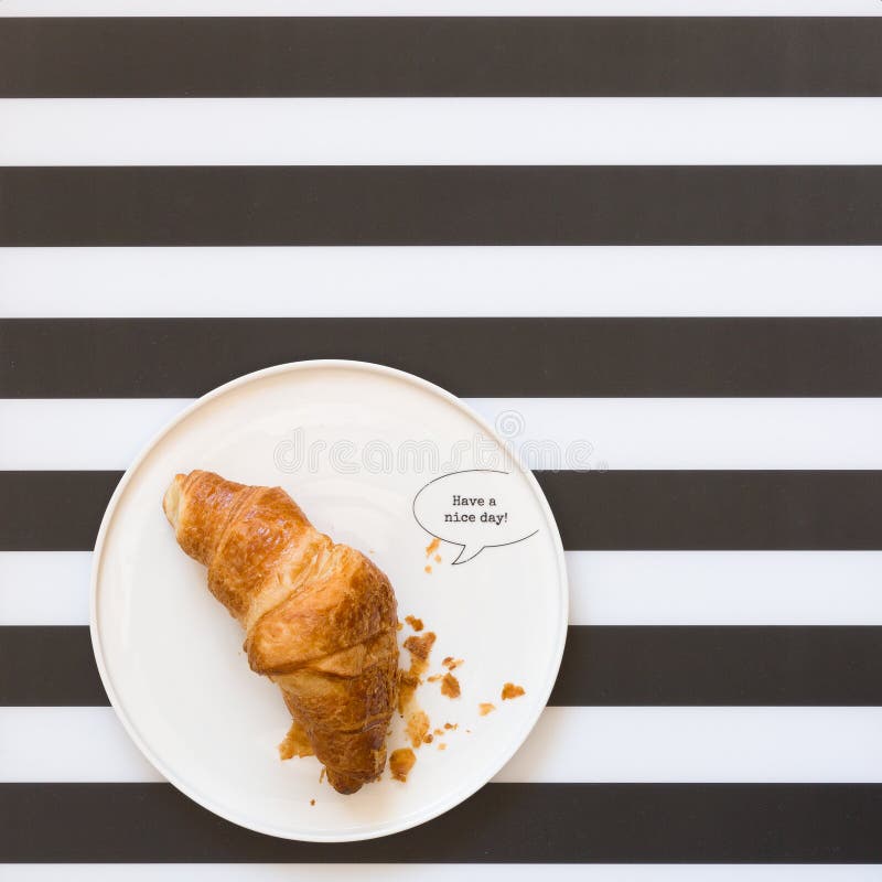 Cruasanes franceses en una placa en el fondo rayado, visión superior El desayuno delicioso tiene un día agradable fotografía de archivo Cruasanes franceses en una placa en el fondo rayado, visión superior El desayuno delicioso tiene un día agradable fotografía de archivo