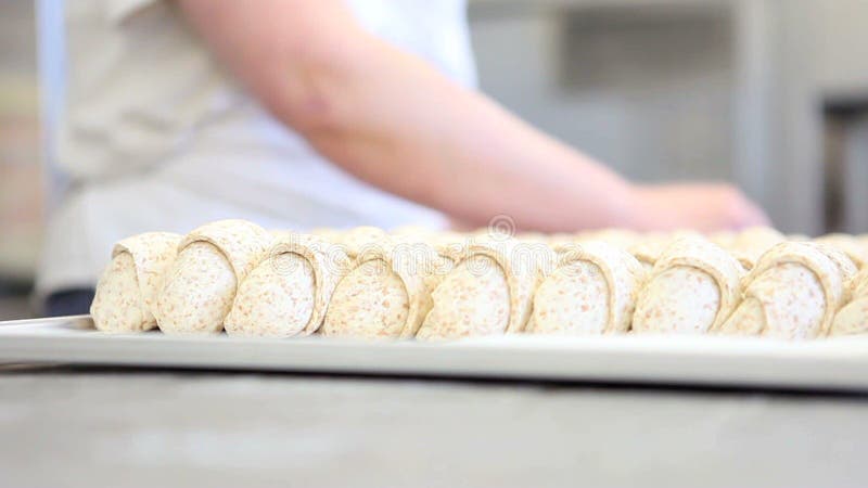 Cruasanes, preparación de las manos del chef de repostería almacen de video