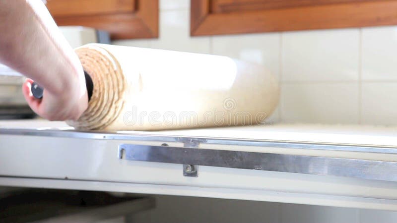 Cruasanes, preparación de las manos del chef de repostería almacen de metraje de vídeo