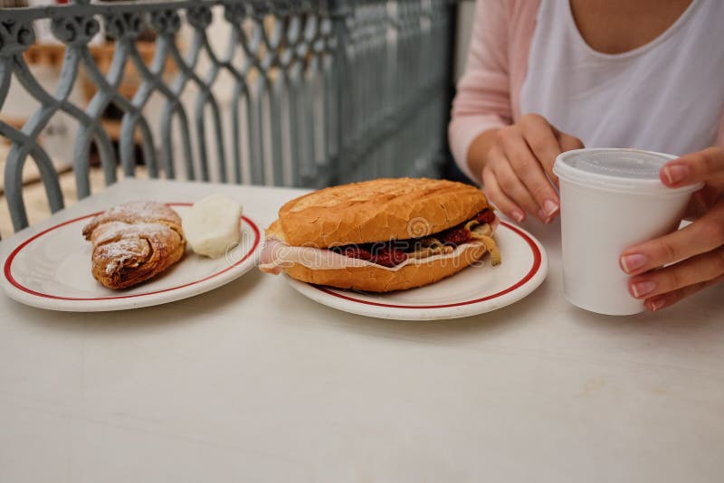 Cruasán ligero y caluroso del desayuno de la primavera con el jamón, queso, tomates frescos en una tabla blanca imágenes de archivo libres de regalías Cruasán ligero y caluroso del desayuno de la primavera con el jamón, queso, tomates frescos en una tabla blanca imágenes de archivo libres de regalías