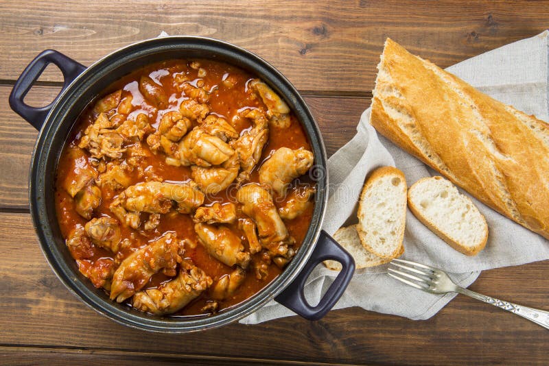 Crubeens avec la sauce tomate et le pain photo stock Crubeens avec la sauce tomate et le pain photo stock