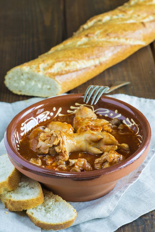 Crubeens con salsa al pomodoro e pane fotografie stock Crubeens con salsa al pomodoro e pane fotografie stock