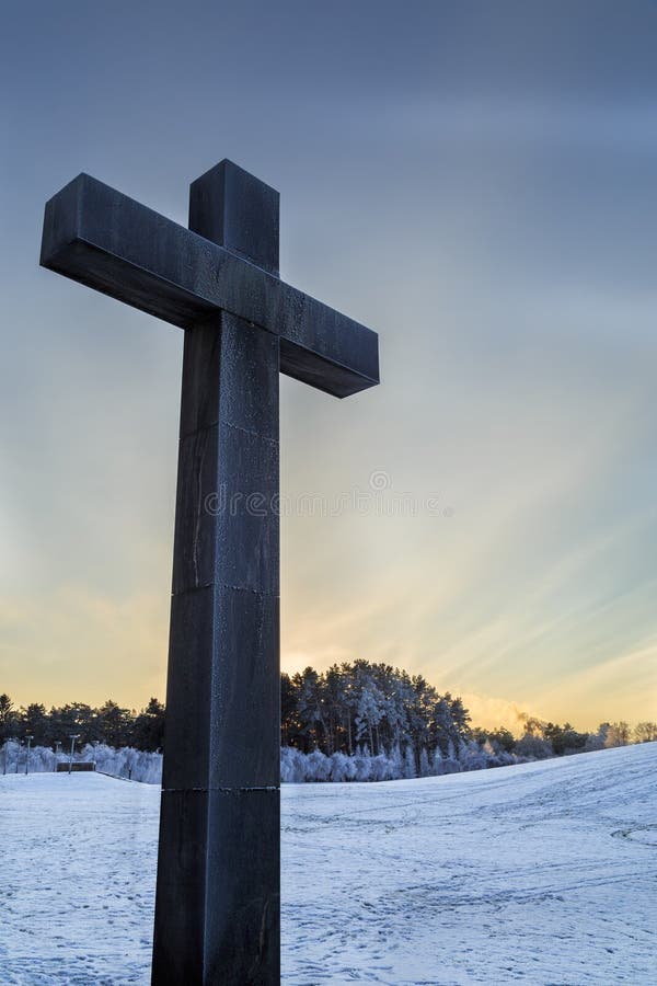 Cruce con el cementerio del arbolado en la parte posterior de Estocolmo adentro fotografía de archivo libre de regalías Cruce con el cementerio del arbolado en la parte posterior de Estocolmo adentro fotografía de archivo libre de regalías