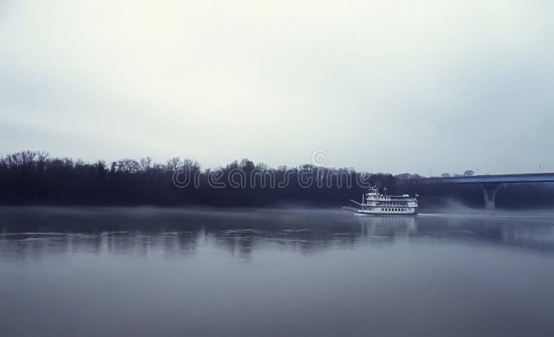 Crucero en un río mientras la niebla entra imagenes de archivo Crucero en un río mientras la niebla entra imagenes de archivo