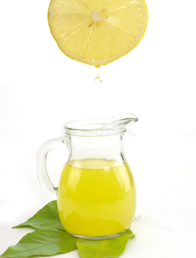 Cruche d'un jus de citron frais photo stock