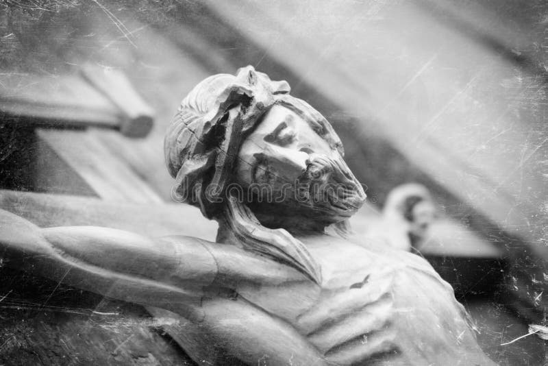 Crucificação de Jesus Christ como um símbolo da ressurreição e a imortalidade da alma humana Estátua de madeira velha denominada imagens de stock royalty free Crucificação de Jesus Christ como um símbolo da ressurreição e a imortalidade da alma humana Estátua de madeira velha denominada imagens de stock royalty free