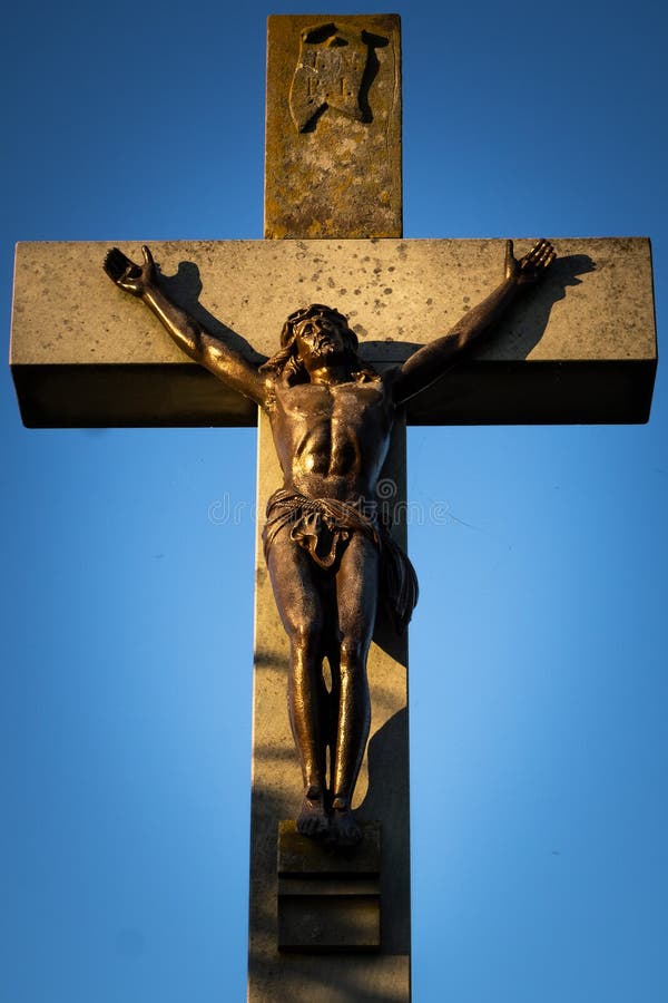 Crucifix frumos de piatră cu Isus Hristos stock photography