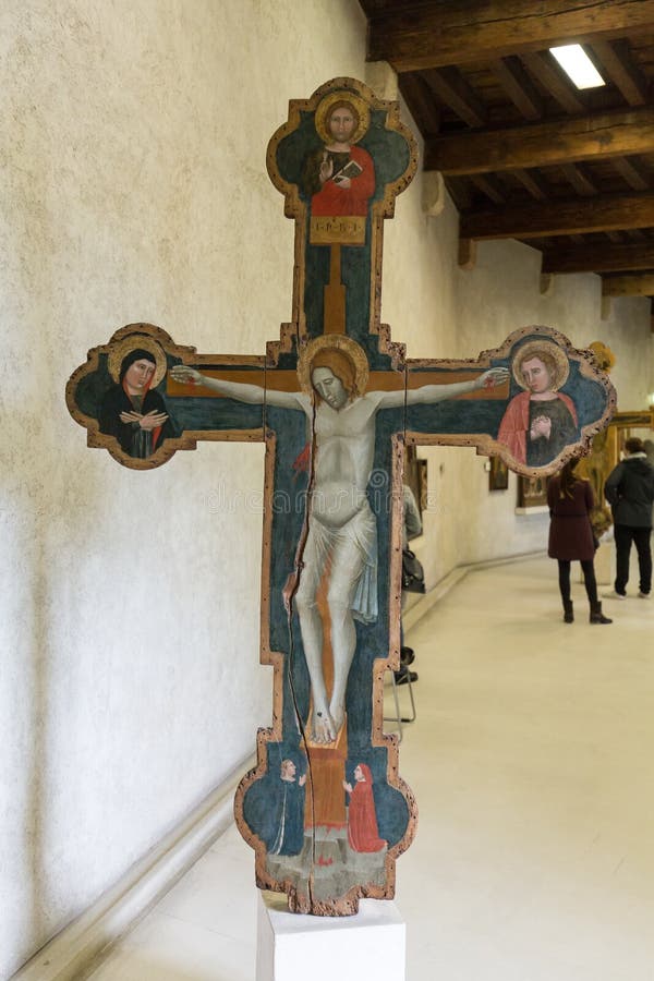 Crucifixo no Museu de Castelvecchio. Verona imagem de stock